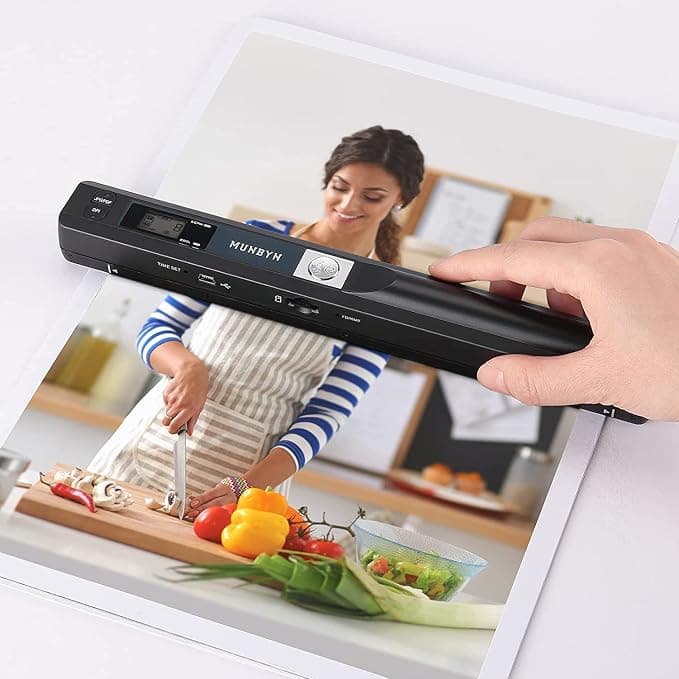 MUNBYN 2026 Nuevo Escáner Portátil, Escáner Documentos y Imágenes en A4 con 900 dpi, Escaneo Plano, Incluye Tarjeta SD de 16G, Escáner Sube Imágenes Vía Cable USB, Sin Controlador, Negro